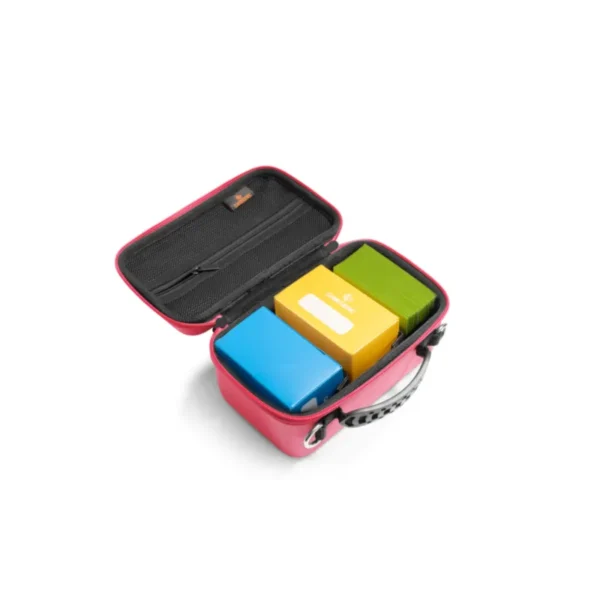 Walizka na 250 kart firmy Gamegenic. Kolor różowy. Z przykładową zawartością