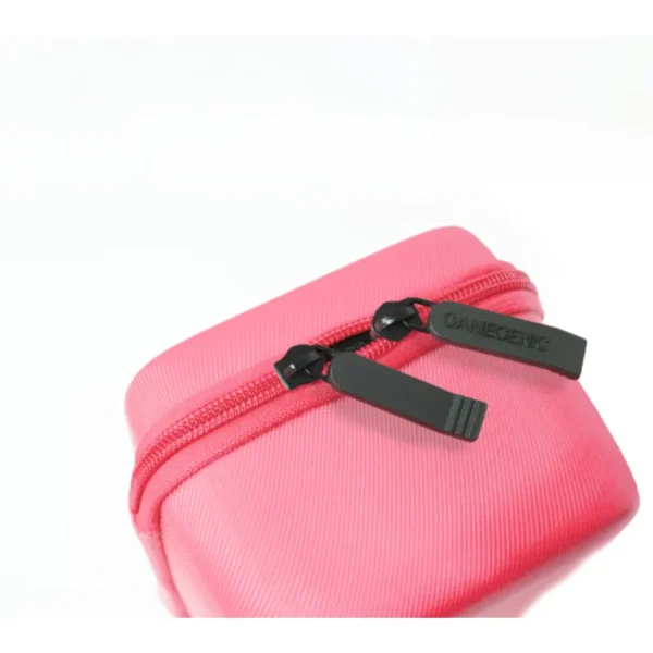 Walizka na 250 kart firmy Gamegenic. Kolor różowy. Logo na zamku