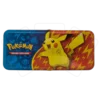 Pokemon TCG Metalowy piórnik. Na przodzie Pikachu i logo Pokemon TCG