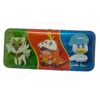 Pokemon TCG Metalowy piórnik. Na tyle piórnika trzy pokemony Sprigatoto, Fuecoco i Quaxly