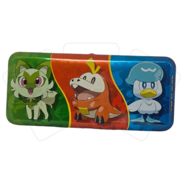 Pokemon TCG Metalowy piórnik. Na tyle piórnika trzy pokemony Sprigatoto, Fuecoco i Quaxly