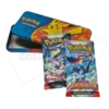 Pokemon TCG Metalowy piórnik. Zawartość produktu to dwa boostery Scarlet and Violet i Paldea Evolved