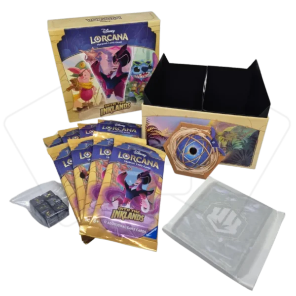 Zawartość Trove Pack z Disney Lorcana Into The Inklands. Osiem boosterów, licznik punktów Lore, przekładki do segregowania kart, kości k6 do oznaczania obrażeń i pudełko. z dwoma wkładami