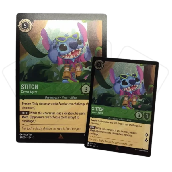 Dwie karty dostępne w zestawie. Duża karta foil i mała karta foil Stitch "Covert Agent"