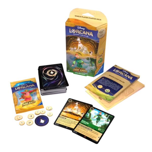 Talia do gry Disney Lorcana Into The Inklands Pongo Peter Pan zawartość. Booster z serii, gotowa talia do gry, kartonowe znaczniki obrażeń instrukcja do gry i papierowa mata do gry .